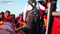 شاهد: طفل يرى النور على متن سفينة إنقاذ للمهاجرين