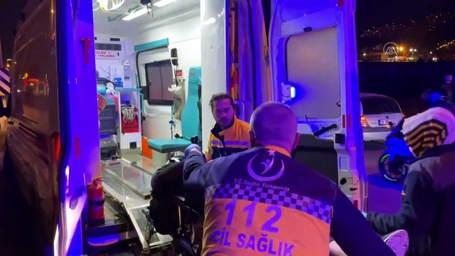Aydınlatma direğine çarpıp takla atan otomobildeki 3 kişi yaralandı