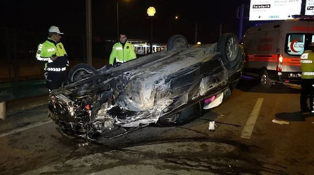 Bursa’da otomobil direğe çarparak takla attı: 3 yaralı