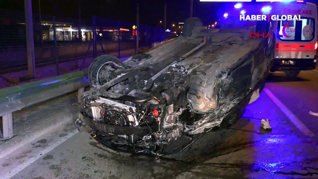 Aydınlatma direğine çarpan otomobil takla attı: 3 yaralı