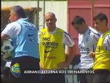 Adriano reaparece no Corinthians e volta aos treinamentos