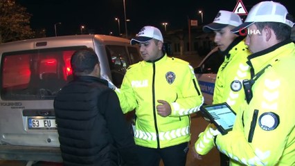 Denetimde ceza yedi şarkı söyledi! O anlar kamerada