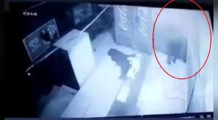 BAKKALDAN KABLO ÇALMAK İSTEYEN HIRSIZA 'KISA DEVRE' ENGELİ KAMERADA