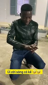 Được tặng quà cưới Lindo diễn 7749 cách khoe nhẫn: Di dép tông, phong cách chuẩn trai Việt