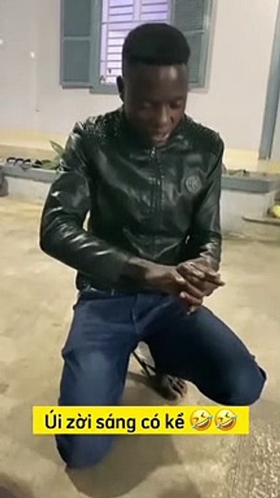 Được tặng quà cưới Lindo diễn 7749 cách khoe nhẫn: Di dép tông, phong cách chuẩn trai Việt