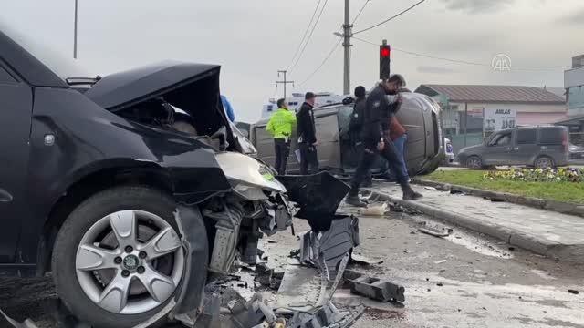 Hafif ticari araç ile otomobilin çarpıştığı kazada 4 kişi yaralandı