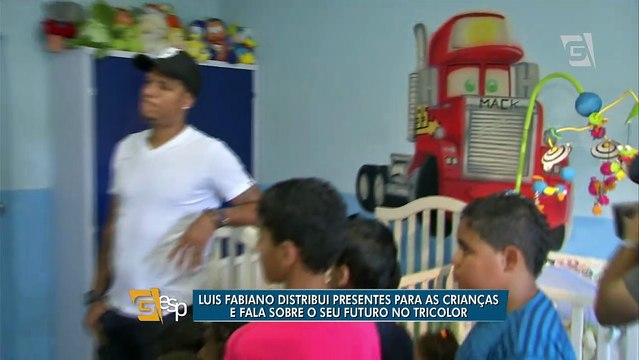 Luis Fabiano distribui presentes para crianças antes do natal