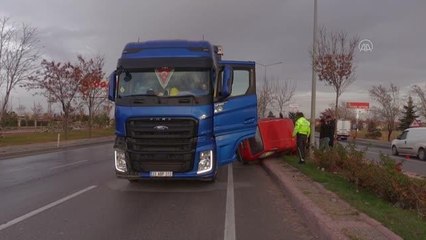 AFYONKARAHİSAR - Tır ile otomobilin çarpıştığı kazada 3 kişi yaralandı