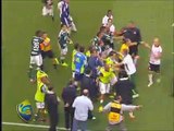 Jogadores corintianos festejam com Tite e dão um banho no técnico