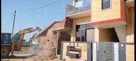 अवैध निर्माण ध्वस्त करती जेसीबी।