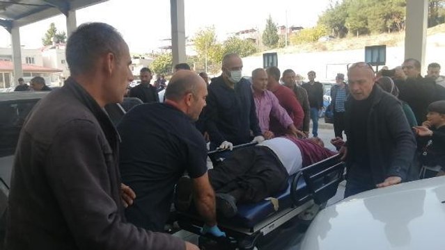 TARIM İŞÇİLERİNİ TAŞIYAN TRAKTÖR DEVRİLDİ 1'İ AĞIR, 35 YARALI