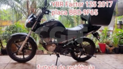 Câmera flagra homem empurrando moto furtada no Pioneiros Catarinenses