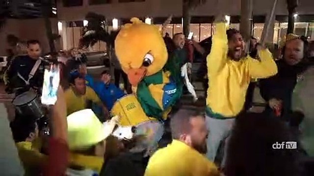 Seleção Brasileira é recebida com festa na chegada ao Rio de Janeiro