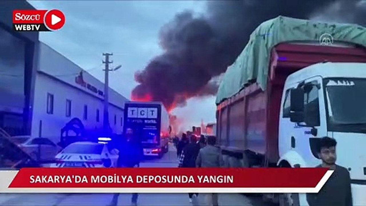 Mobilya deposunda çıkan yangına müdahale ediliyor