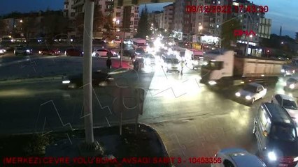 OTOMOBİLİN TRAFİK POLİSİNE ÇARPMA ANI KAMERADA