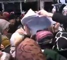 Ankara Mamak’ta bir dükkanın yaptığı indirimde vatandaşlar ucuz tava için birbirini ısırdı.