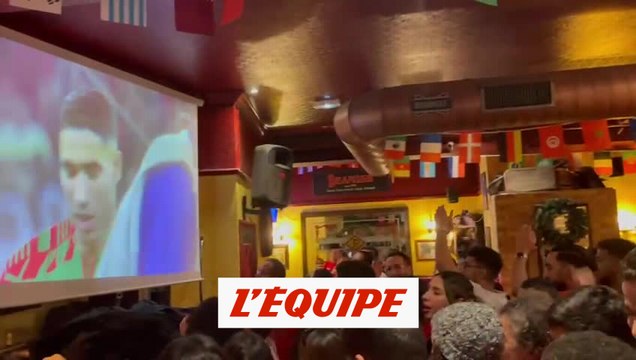 Des supporters marocains reprennent l'hymne national dans un bar parisien - Foot - CM 2022