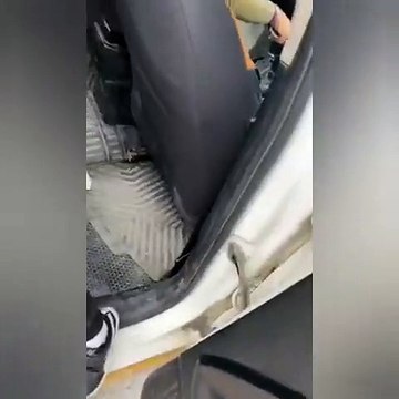 Taksici 3 çocuklu anneyi Evinin orada trafik var diyerek araçtan indirdi