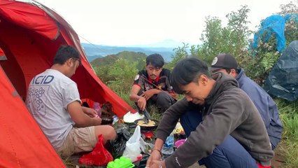 Masak masak di puncak gunung junghun di ketinggian 2321mdpl