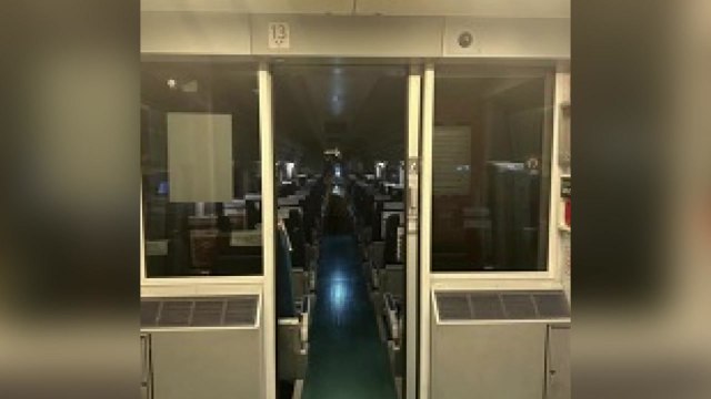 부산행 KTX 고장으로 1시간 넘게 지연...승객 불편 / YTN