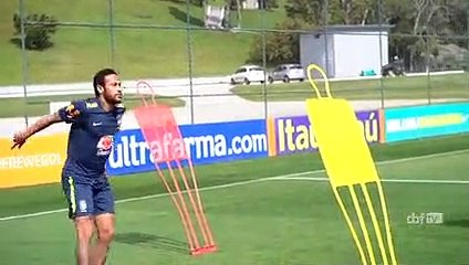 Neymar volta a treinar em campo com o grupo da Seleção Brasileira