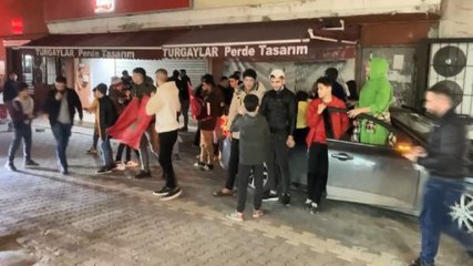 ESENYURT'TA FASLILAR, YARI FİNALİ SOKAKLARDA KUTLADI