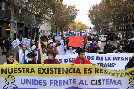 Colectivos LGTBI se manifiestan contra los recortes del PSOE a la Ley Trans