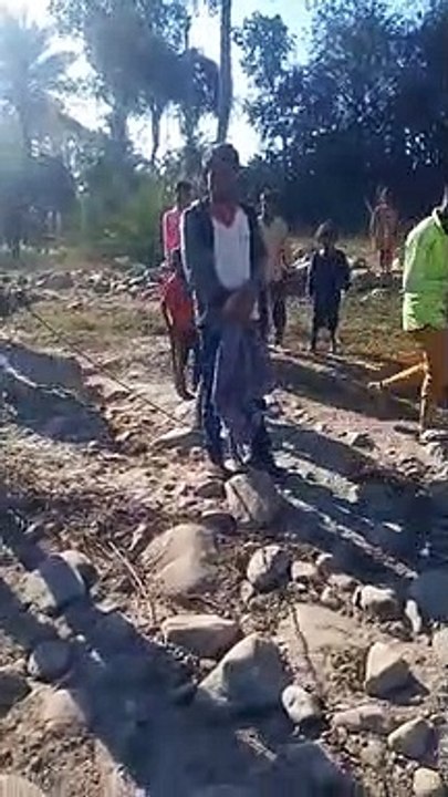 Villagers caught the youth who entered with the intention of stealing, tied him with a rope, handed him over to the police