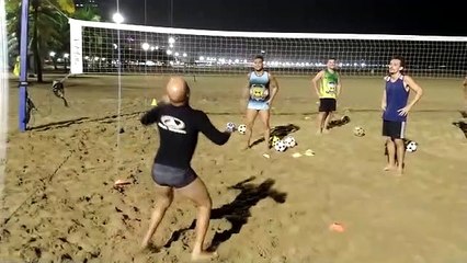 Sampaoli aproveita folga para treinar futevôlei em Santos