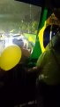 Bolsonaristas encaram chuva em protesto na Raja: 'Os patriotas estão aqui'