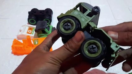 Merakit mainan mobil - mobilan, truk military dan truk kebersihan.