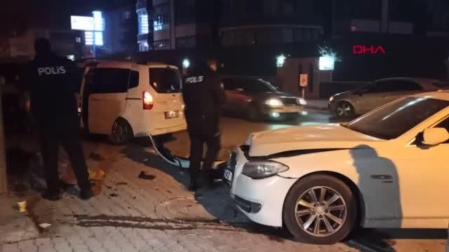 POLİS, ARAÇ TAKİBİ SIRASINDA OTOMOBİLE ÇARPTI: 2 YARALI
