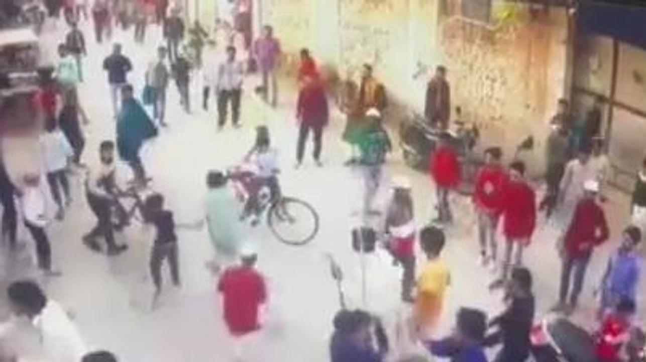 सहारनपुर: दो गांवों के विवाद में एक दुकान पर लाठी-डंडों से हमला, सीसीटीवी कैमरे में कैद