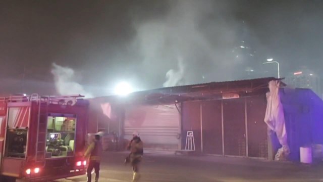 Ataşehir'de haldeki iş yerinde çıkan yangın söndürüldü