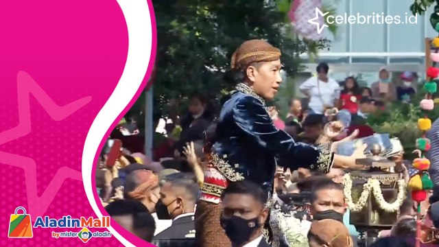 Momen Jokowi Bagi-Bagi Souvenir pada Warga saat Kirab, Seru!