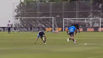 Veja o belo gol de André Luís em treinamento no Corinthians