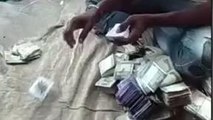 उज्जैन: ढेर सारे पैसों के साथ झुग्गी-झोपड़ी में जुआ खेल रहे बच्चे और महिलाएं, VIDEO हुआ वायरल