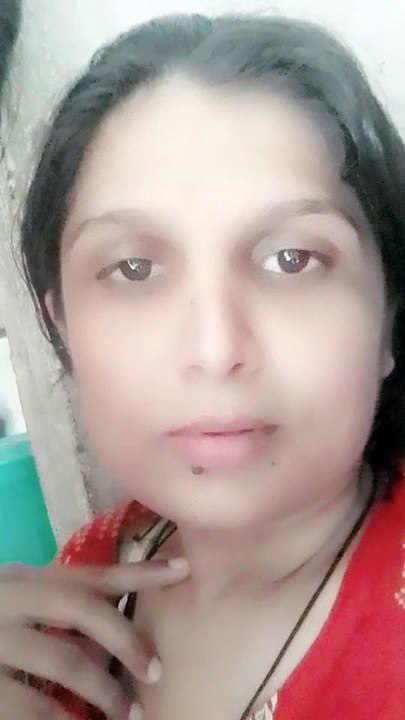 A woman who is a typist.Her face is like Nora Fatehi Actress.She is without makeup