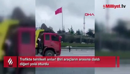 Dehşete düşüren anlar! Biri araçların arasına daldı diğeri yola oturdu