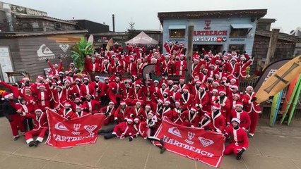 Hollanda'da "Sörf Yapan Noel Babalar" Etkinliği Düzenlendi