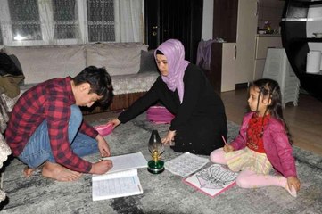 Gaz lambası ışığında ders çalışıyorlar