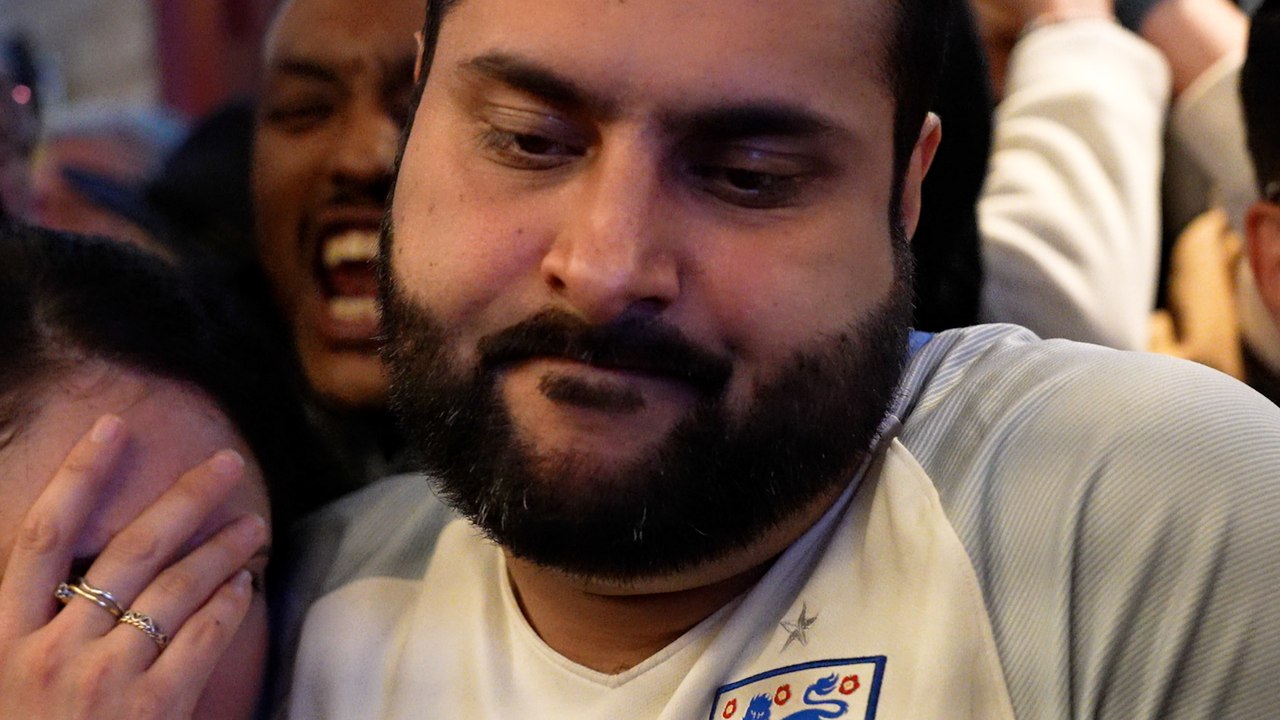 «On a mieux joué que les Français» : des supporteurs anglais amers mais fair-play à Paris