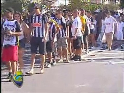 Torcedores do Santos se reunem na Vila Belmiro para assistir a final do Mundial