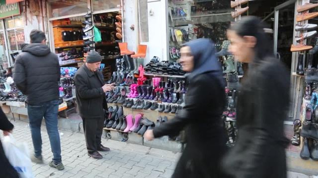 Van'da Lastik Ayakkabıların Fiyatı 180 Liraya Ulaştı... Satıcı Faruk Ertaş: "Millet Lastik Ayakkabı Bile Giyemez Duruma Gelmiş"