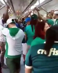 Palmeirenses em clima amistoso com torcedor do Cruzeiro no metrô