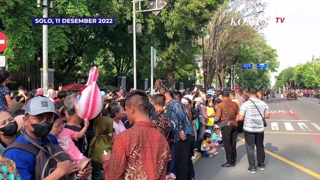 Intip Momen Keriuhan Warga Saat Kirab Budaya Kaesang-Erina Diarak ke Pura Mangkunegaran