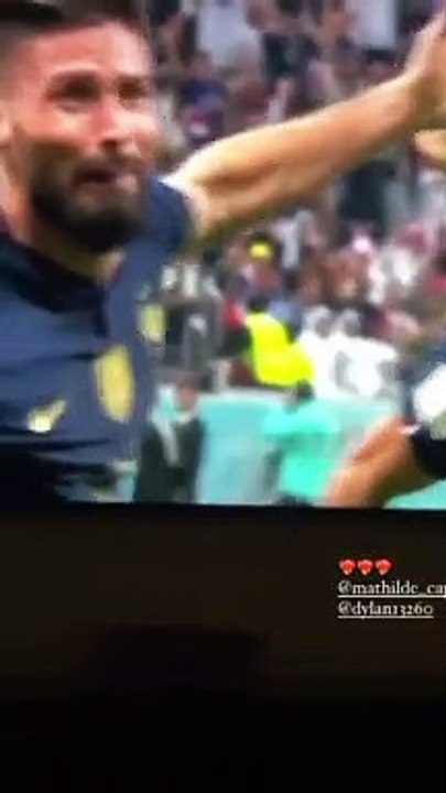 Dylan Deschamps, le fils de Didier Deschamps, et sa compagne Mathilde ont partagé plusieurs baisers, fous de joie, lors du quart de finale Angleterre-France remporté par les Bleus.