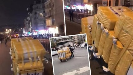 Skutera çek çek bağlayıp çuvalla eşya taşıdılar