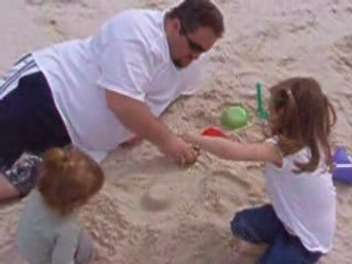 Papa, le "pro" des chateaux de sable!