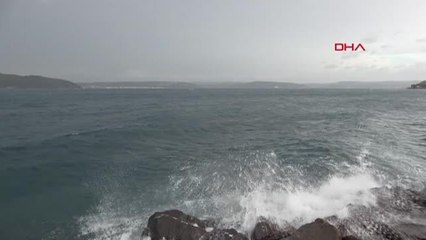 ÇANAKKALE'DE ETKİLİ OLAN LODOS DENİZ ULAŞIMINDA AKSAMALARA NEDEN OLDU